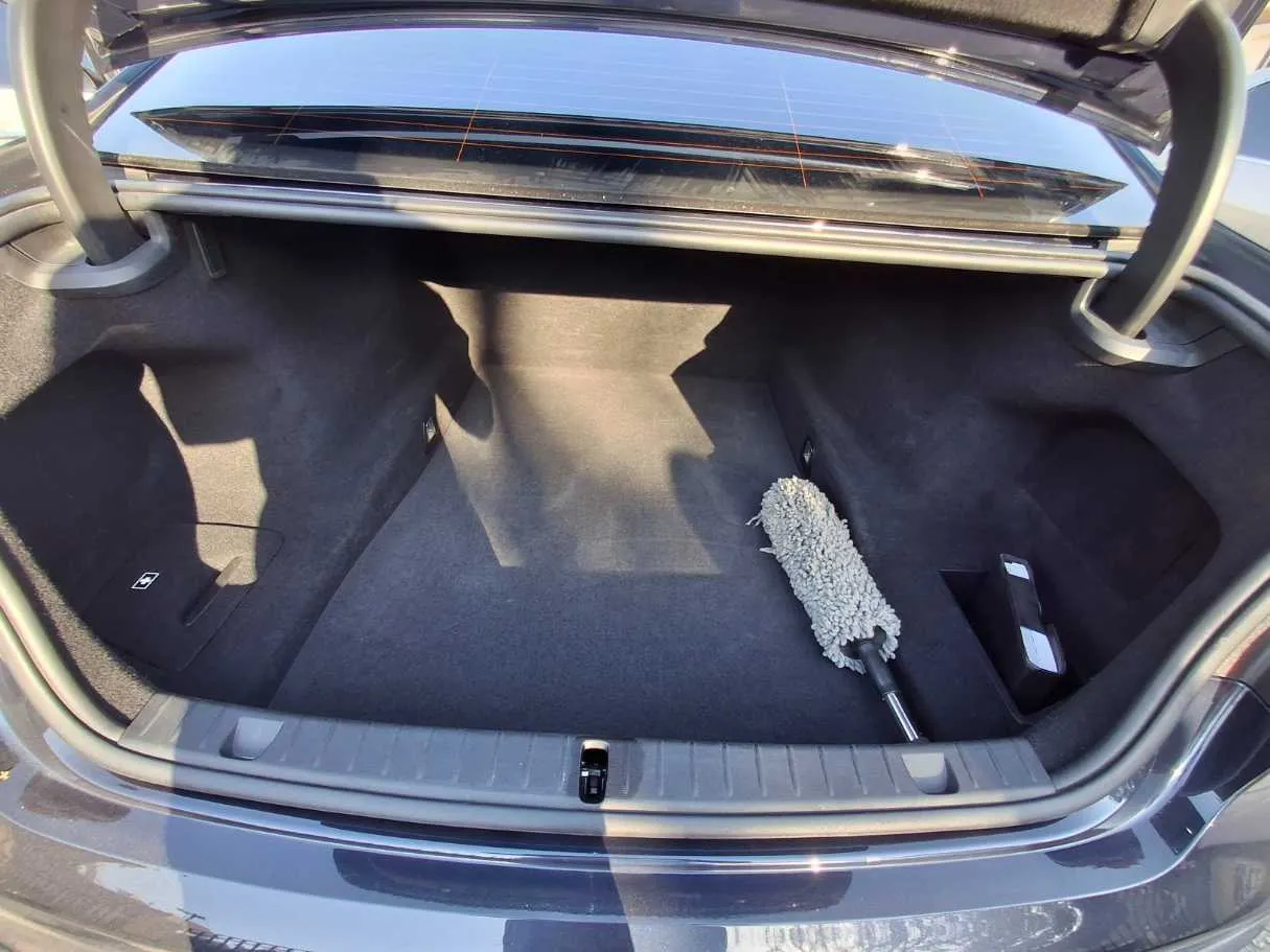 Car image 19