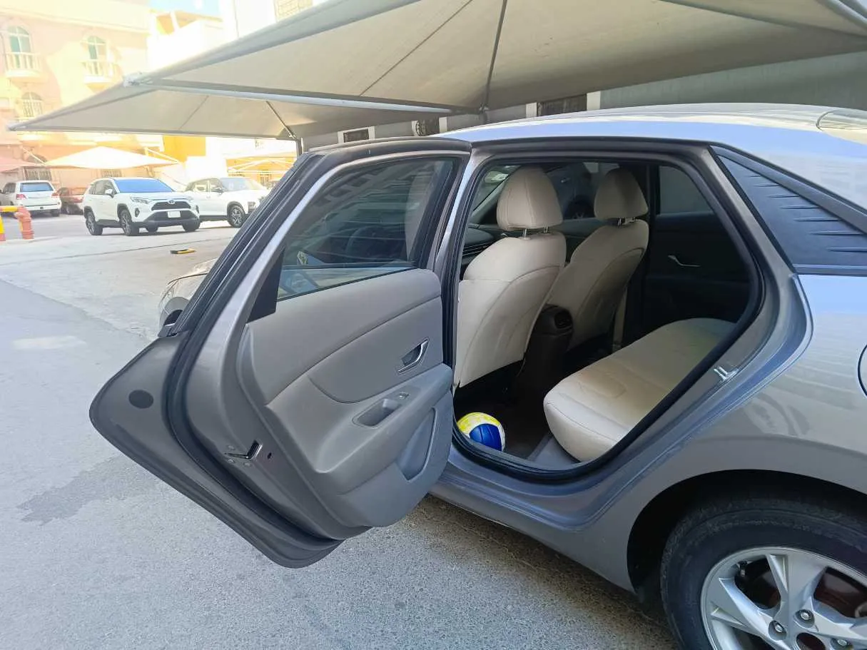 Car image 16