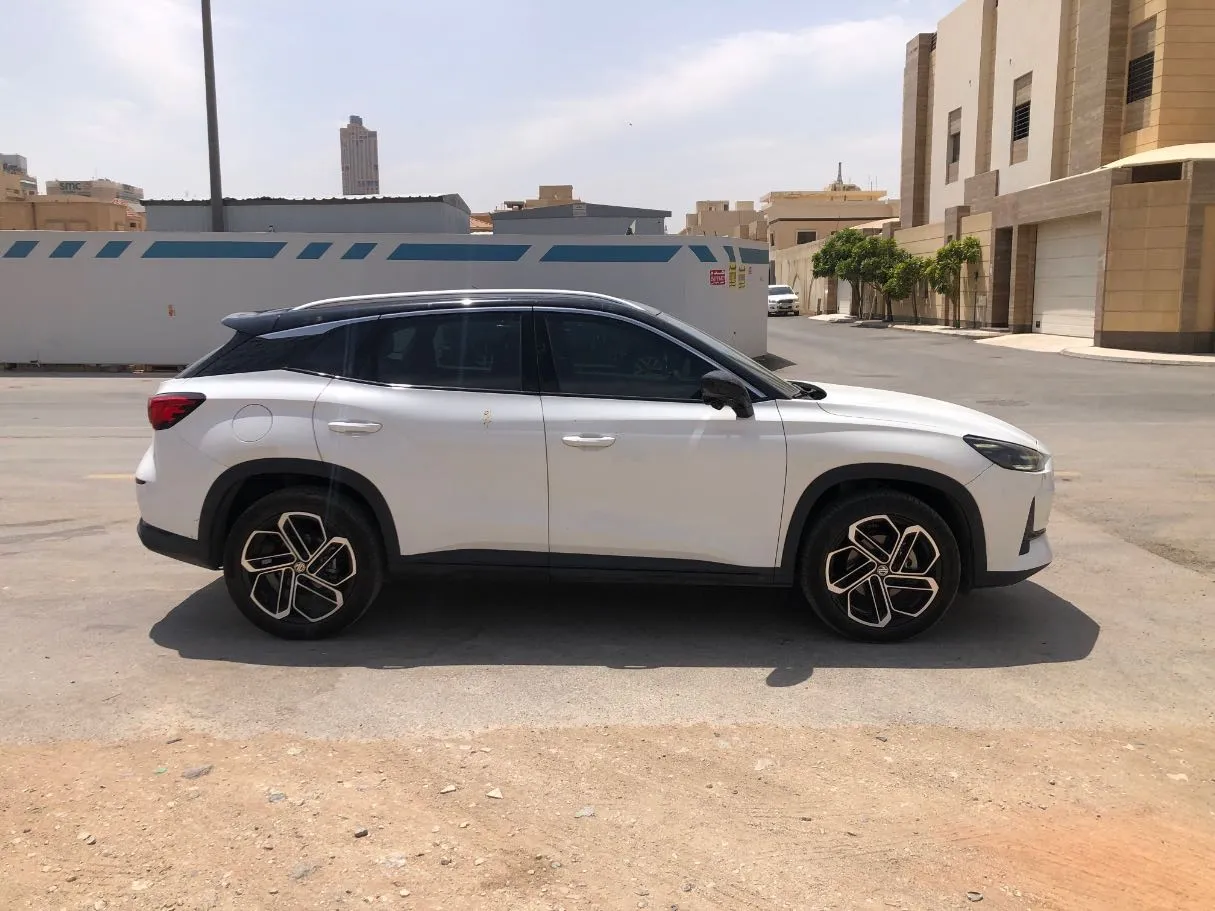 Car image 4