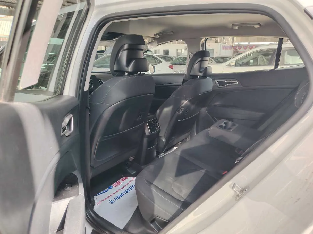 Car image 17