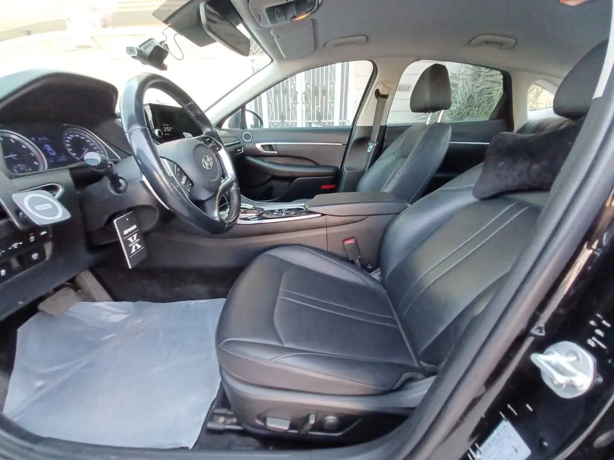 Car image 11