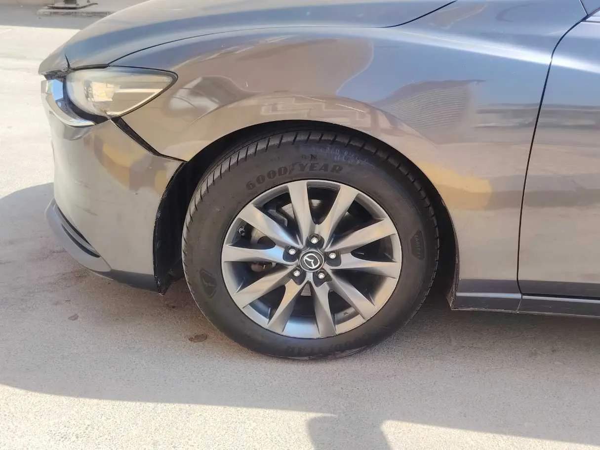 Car image 9