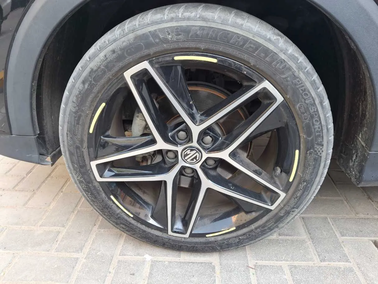 Car image 9