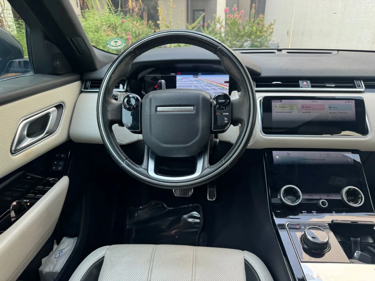 Car image 18