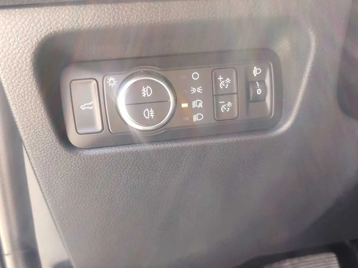 Car image 27