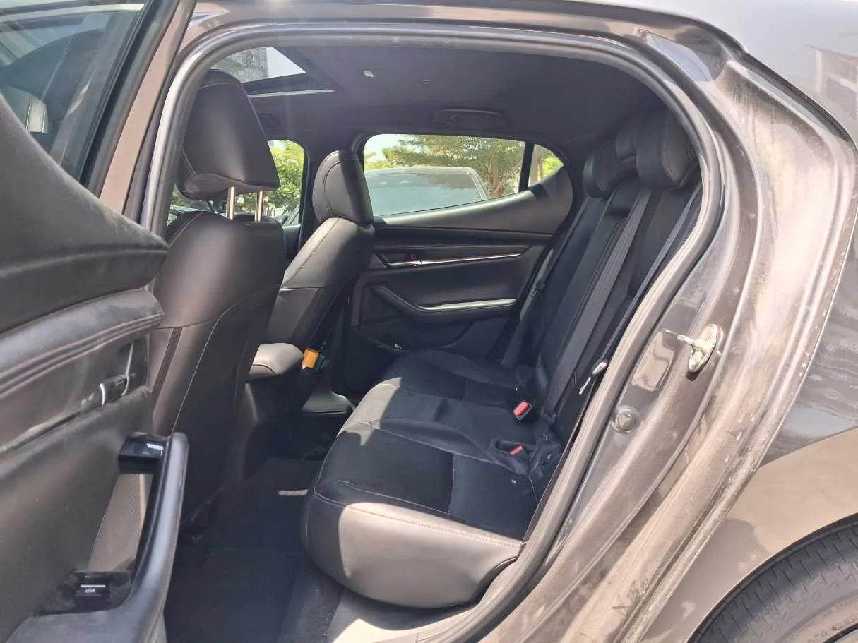 Car image 13