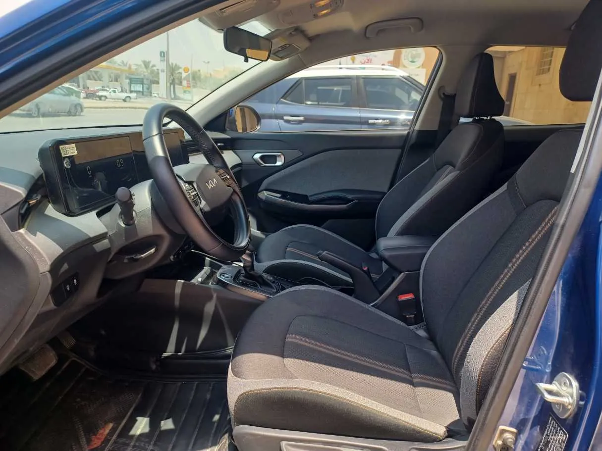 Car image 12