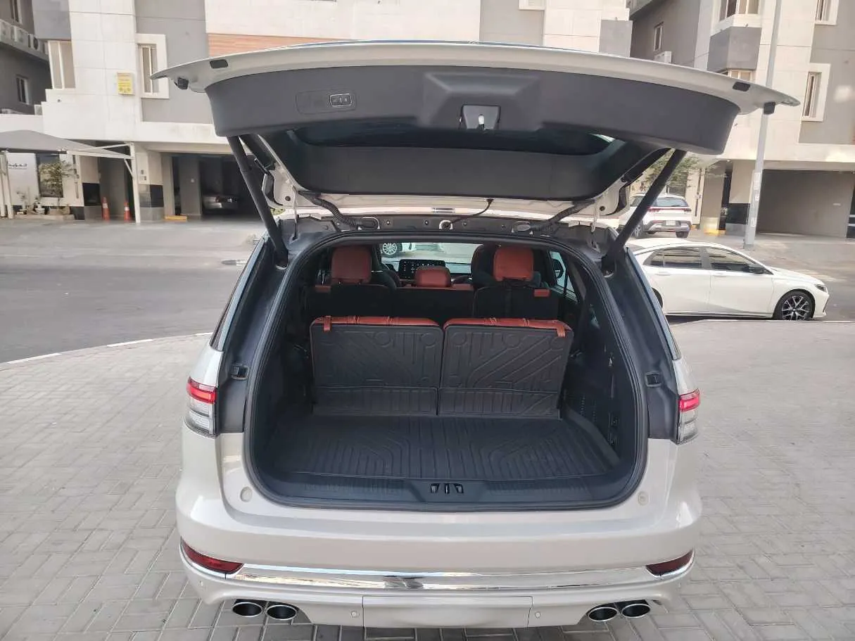 Car image 30