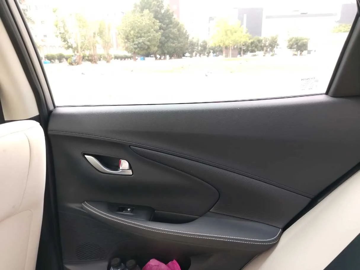 Car image 37
