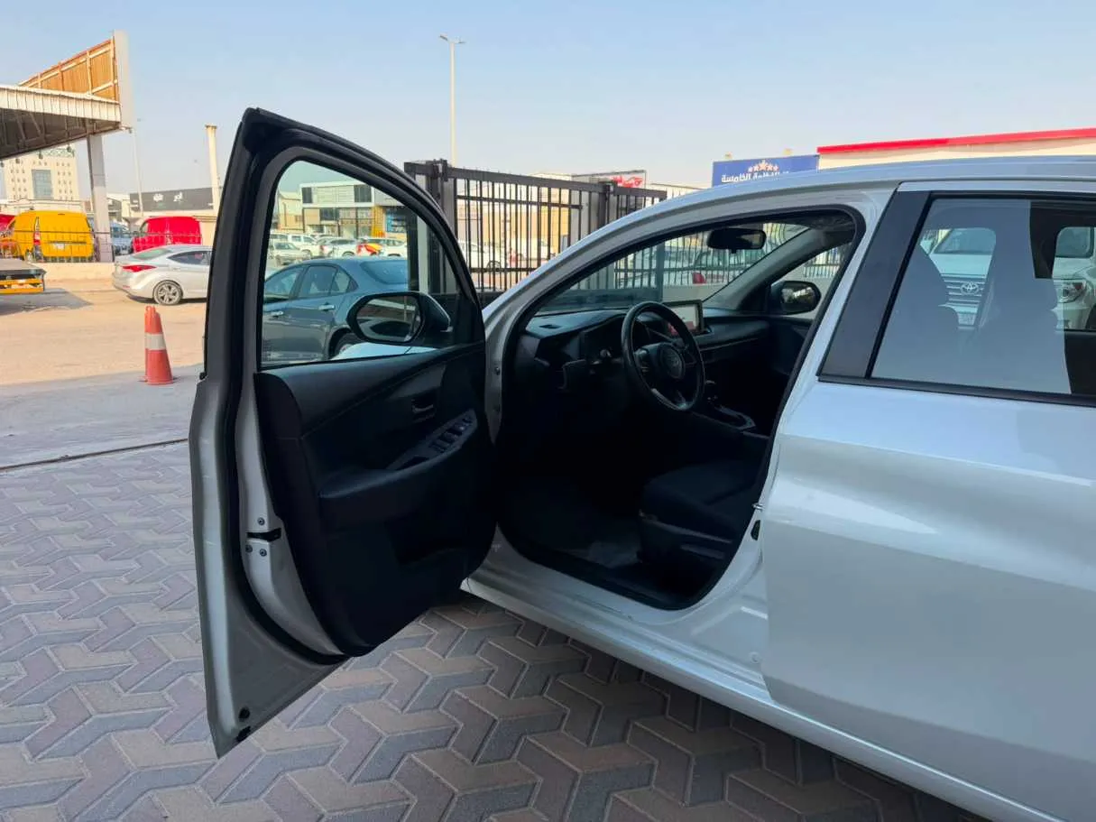 Car image 11