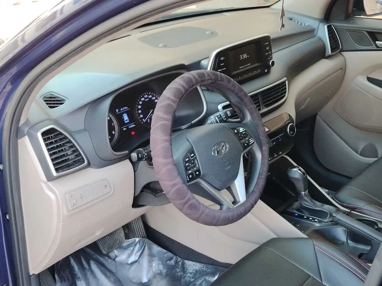 Car image 12