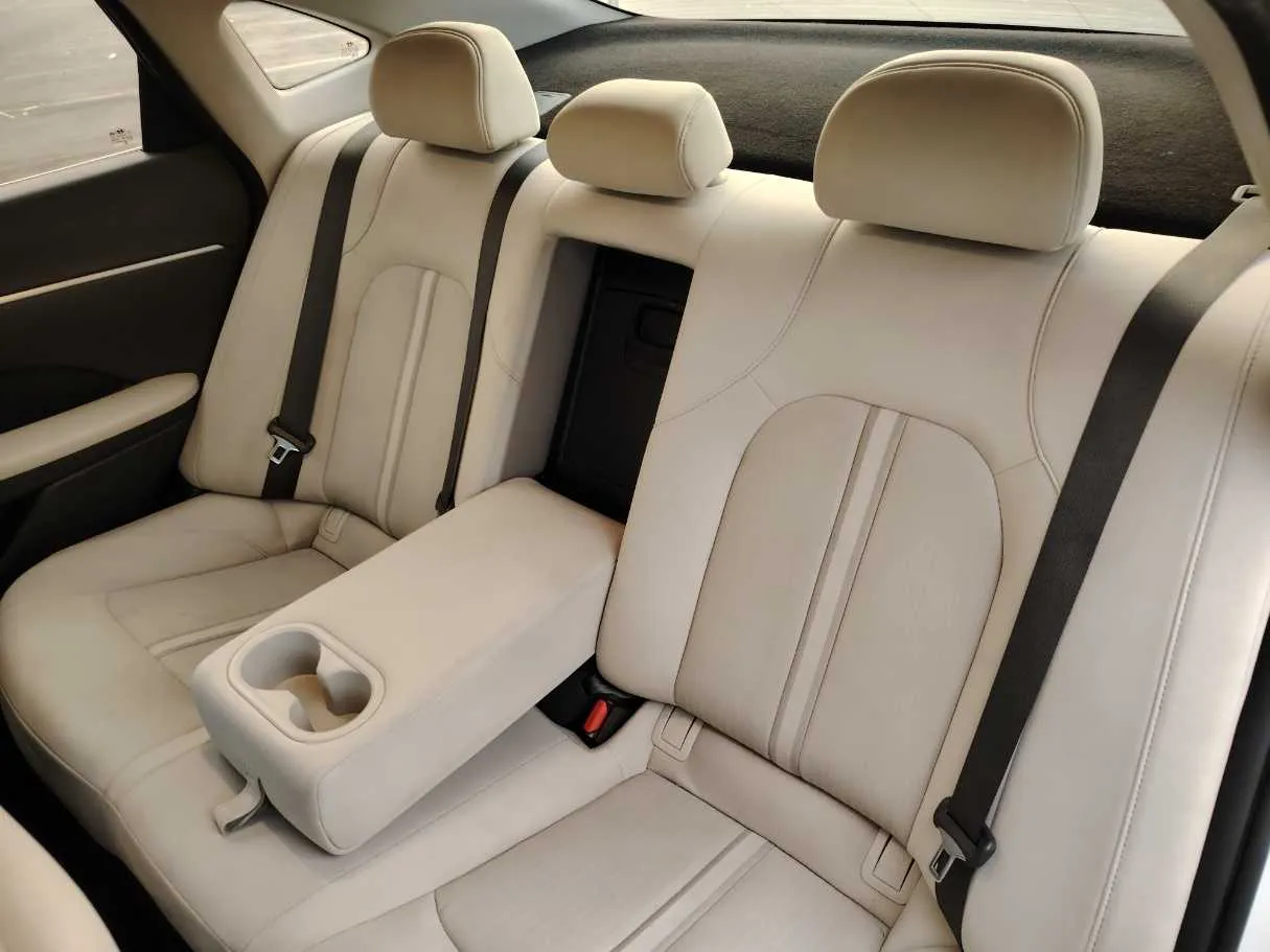 Car image 16