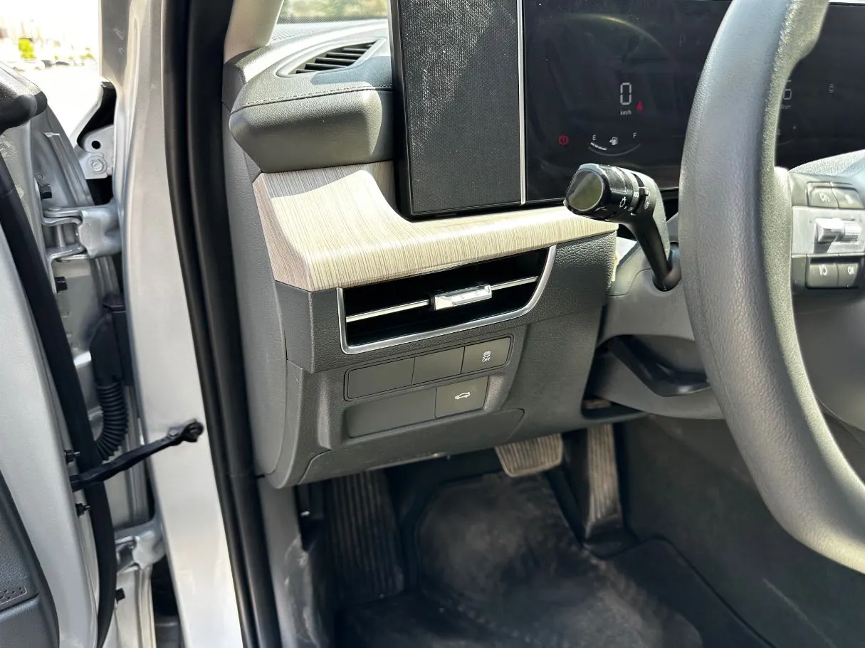 Car image 25