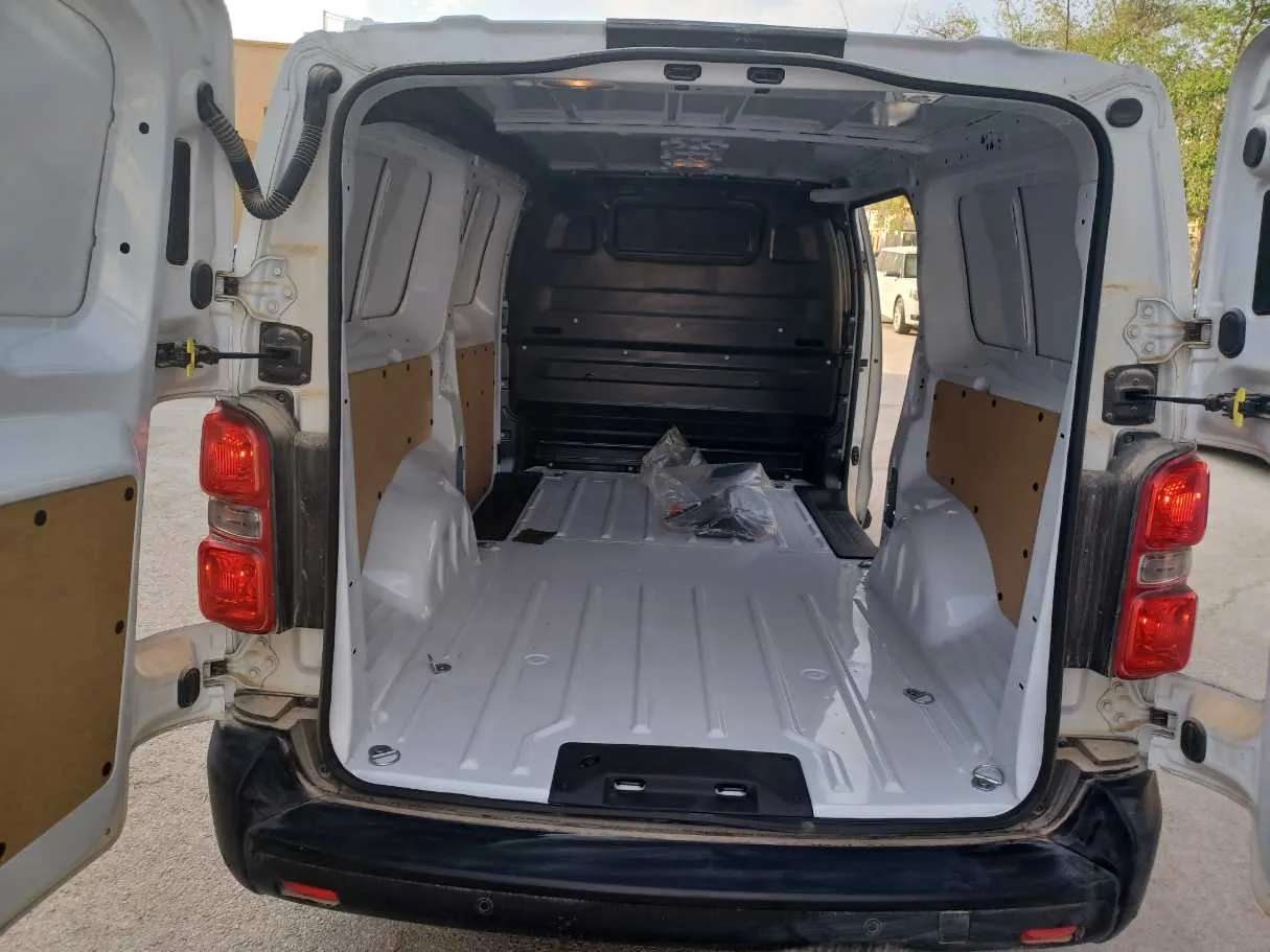 Car image 16