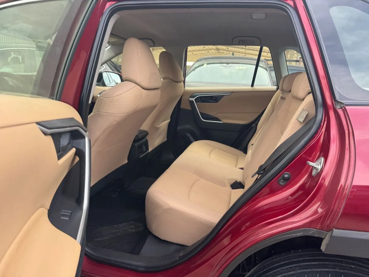 Car image 15