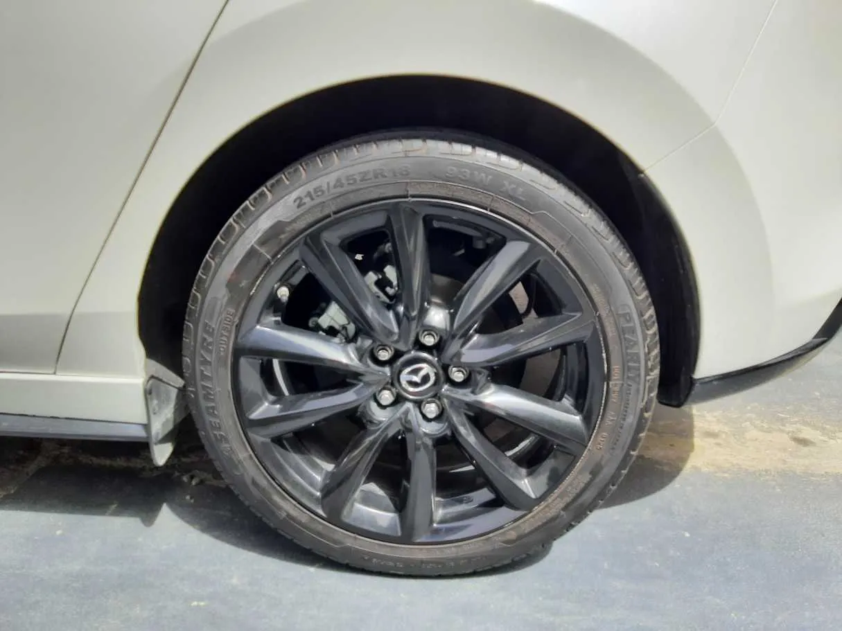Car image 9