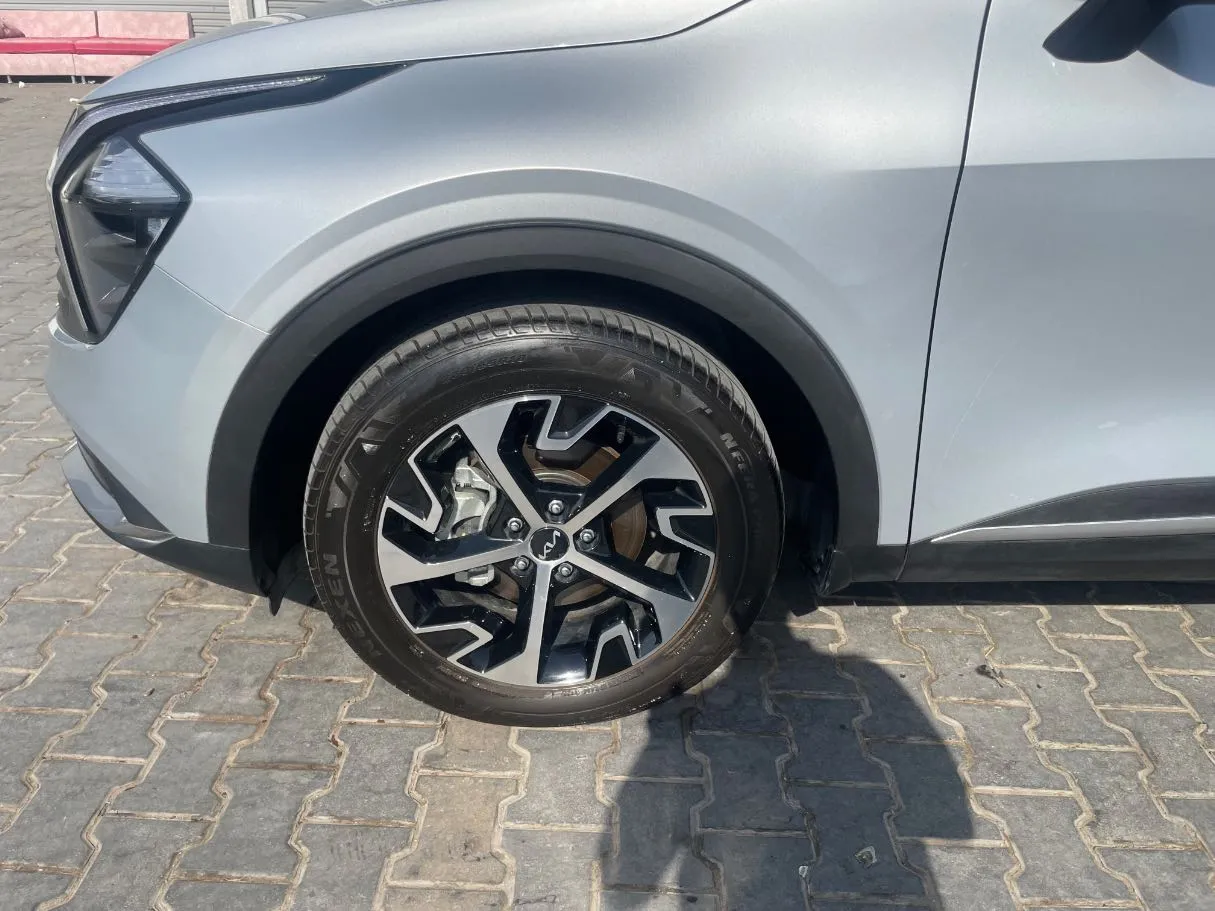 Car image 9