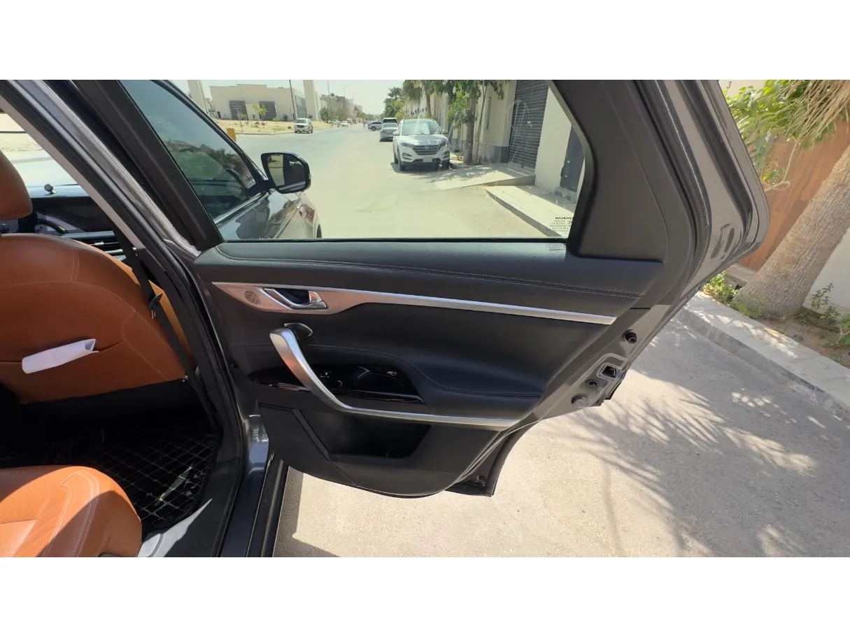 Car image 20