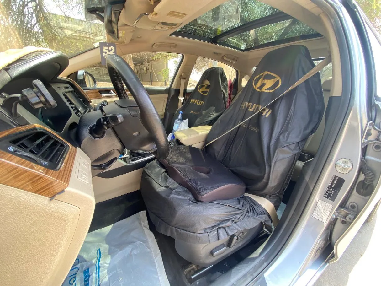 Car image 12