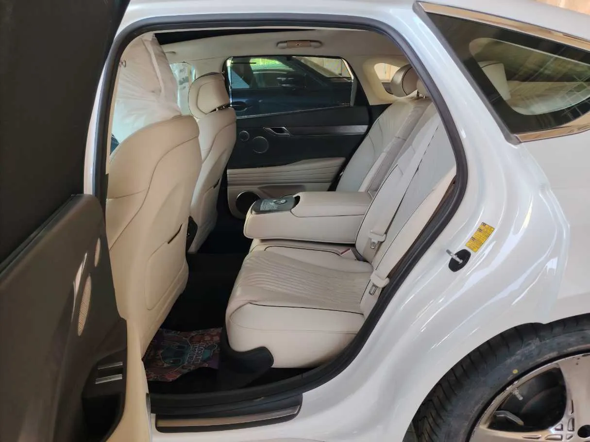 Car image 13