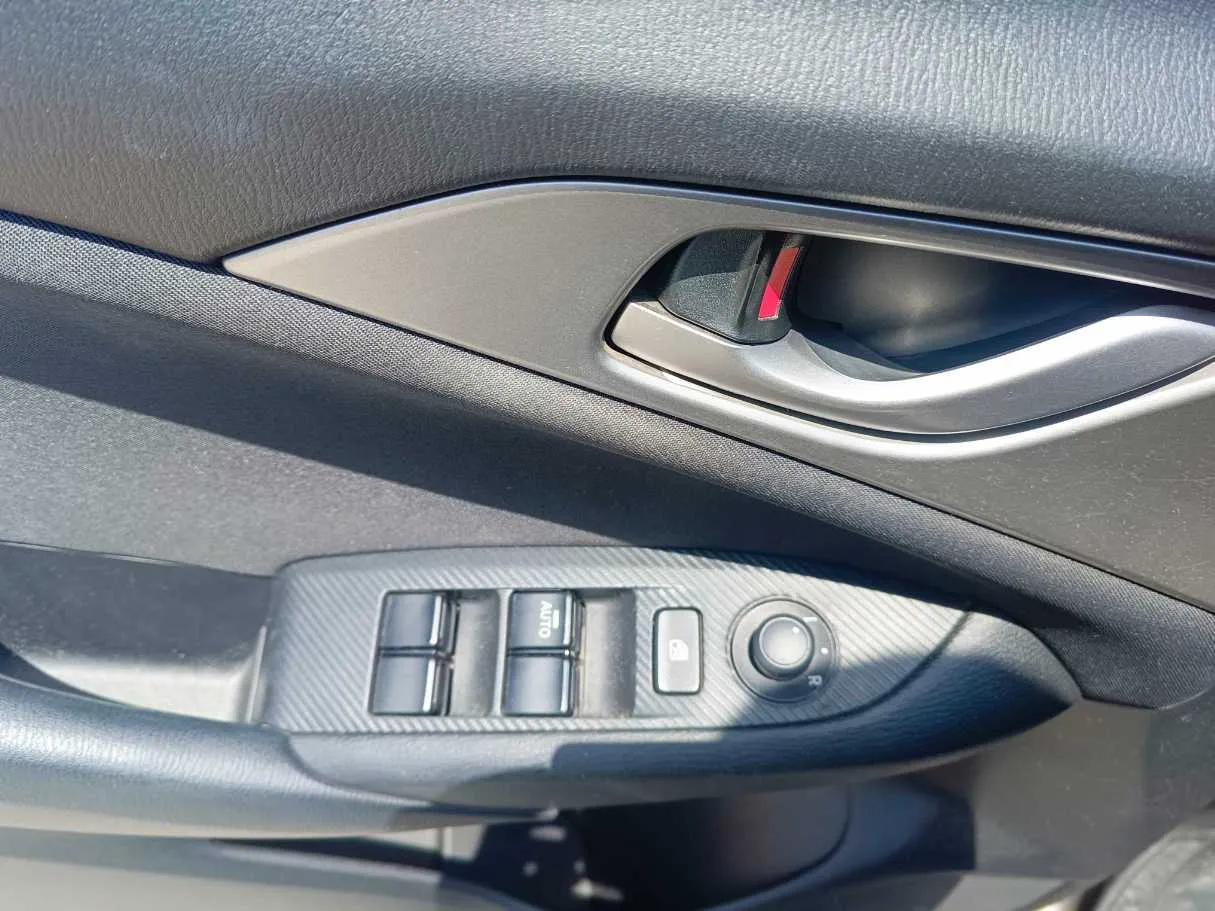Car image 30