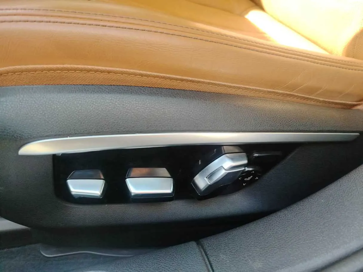 Car image 30