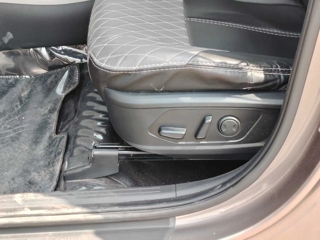 Car image 37