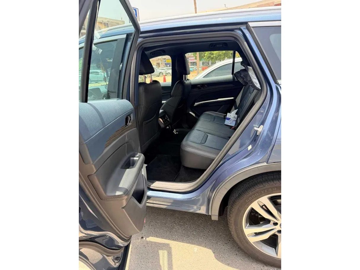 Car image 13