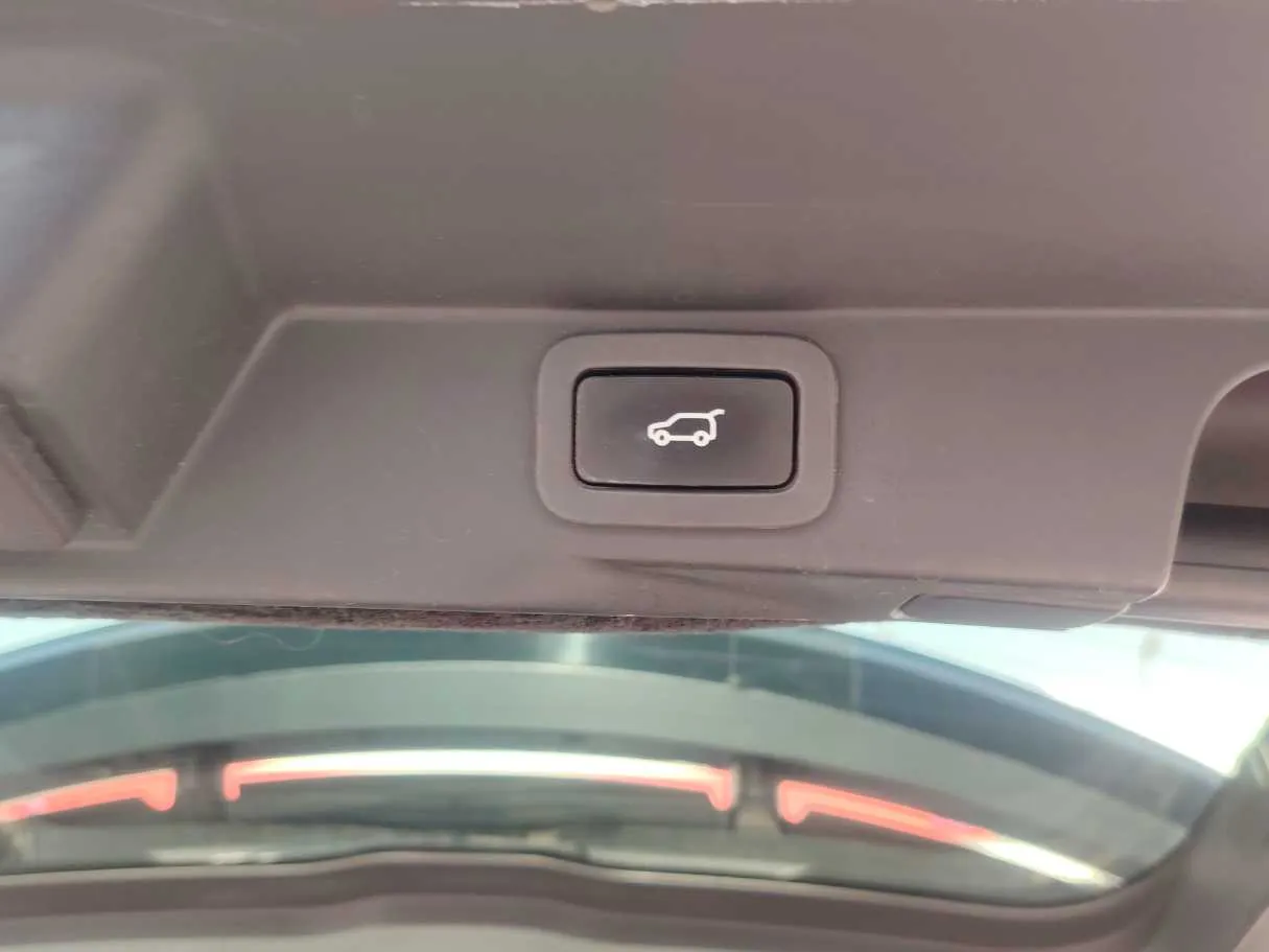 Car image 32