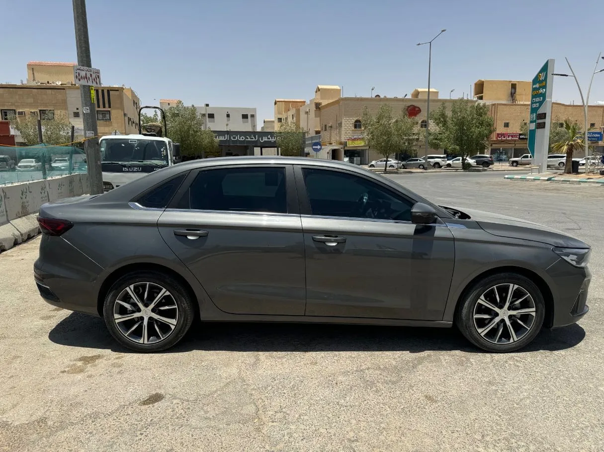 Car image 4