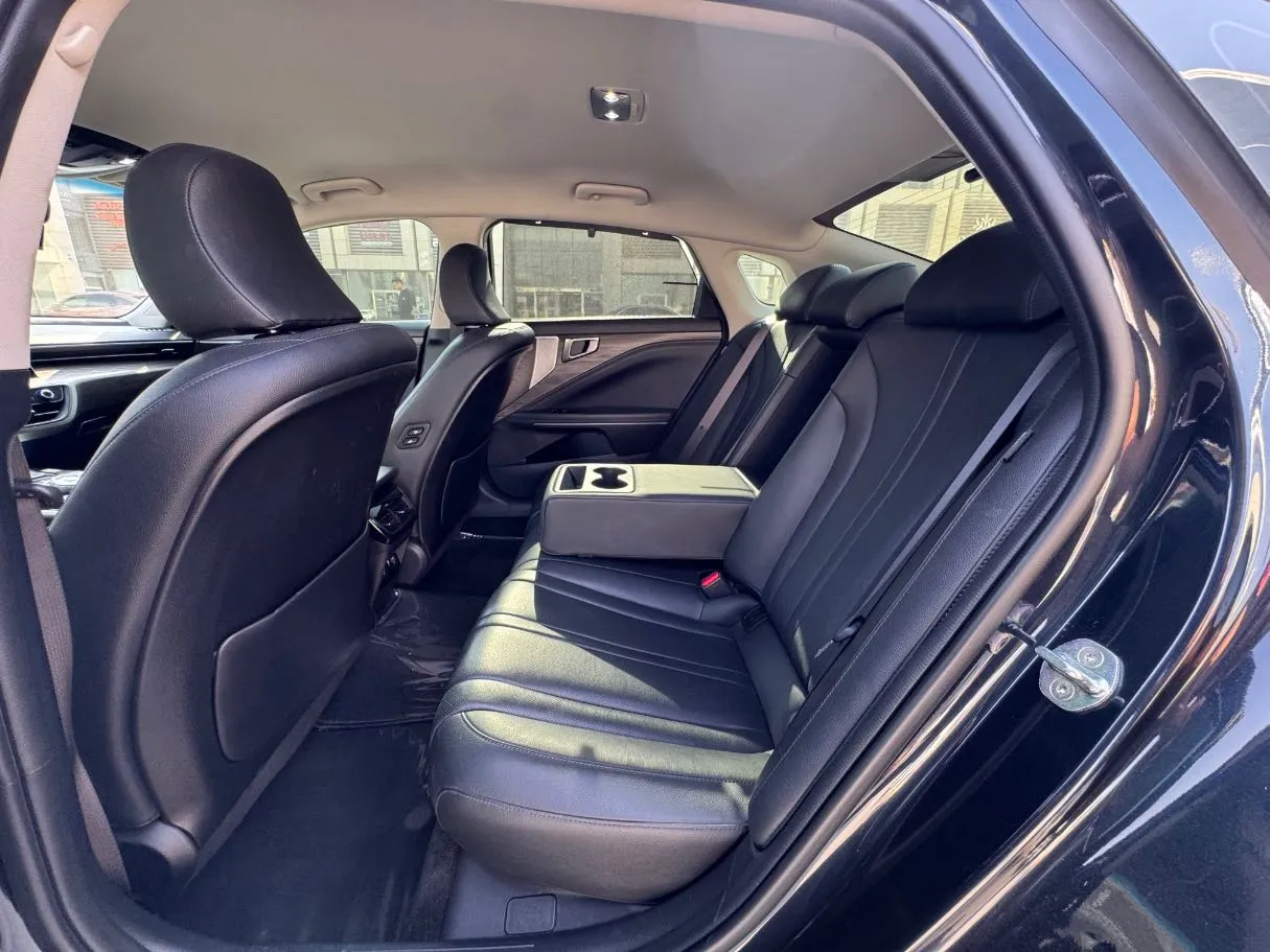 Car image 14