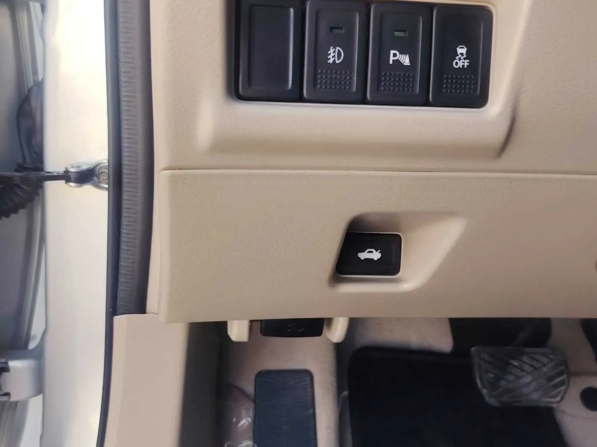 Car image 19
