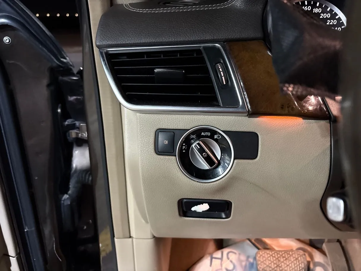 Car image 27