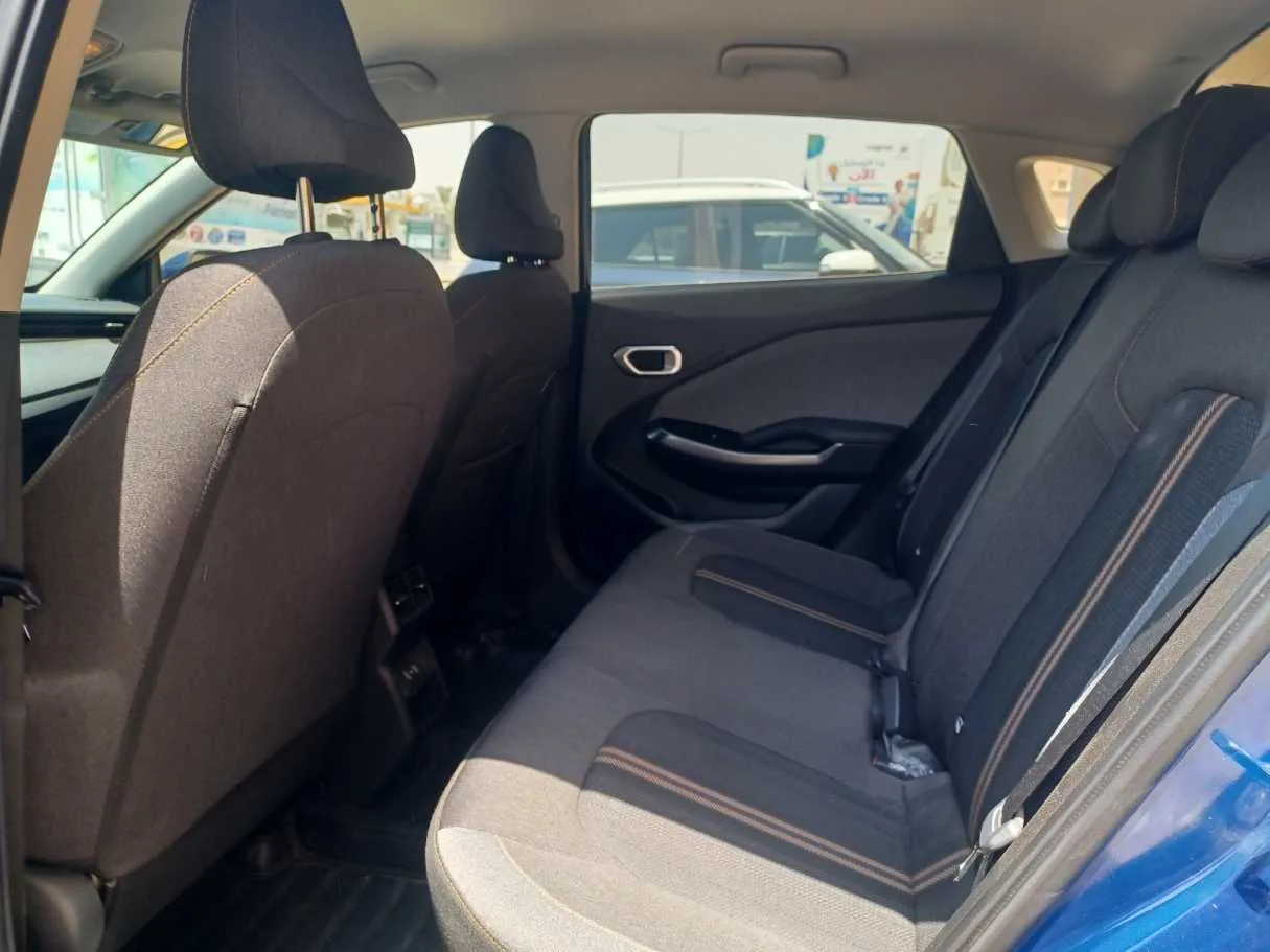 Car image 14
