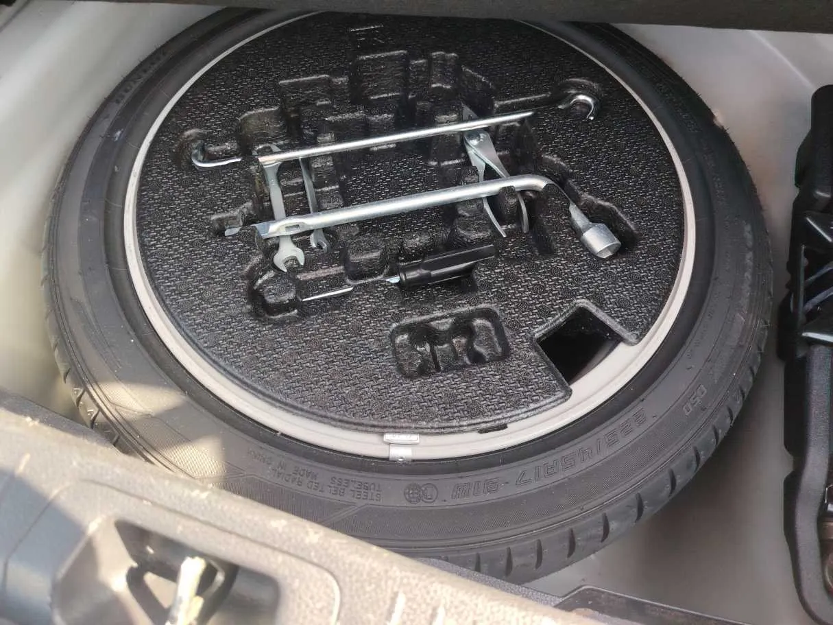 Car image 30