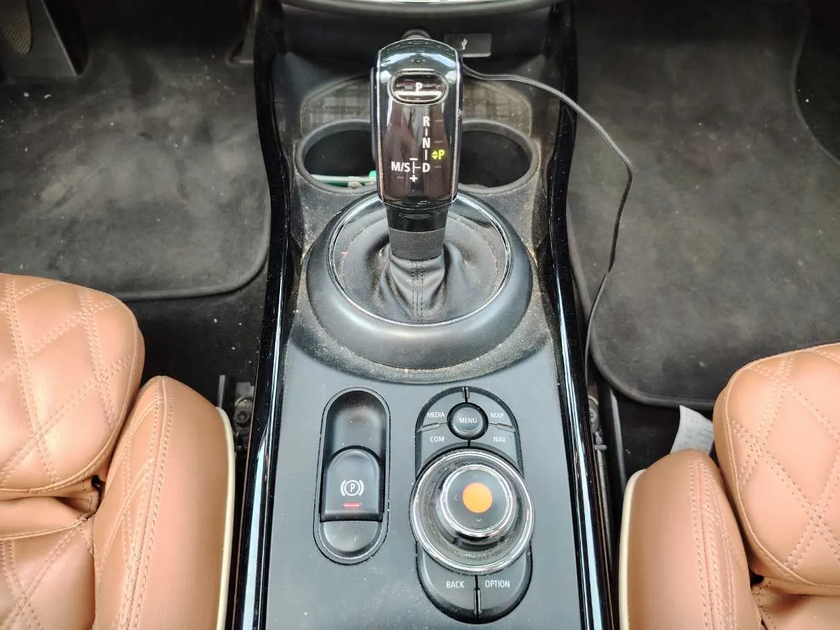 Car image 19