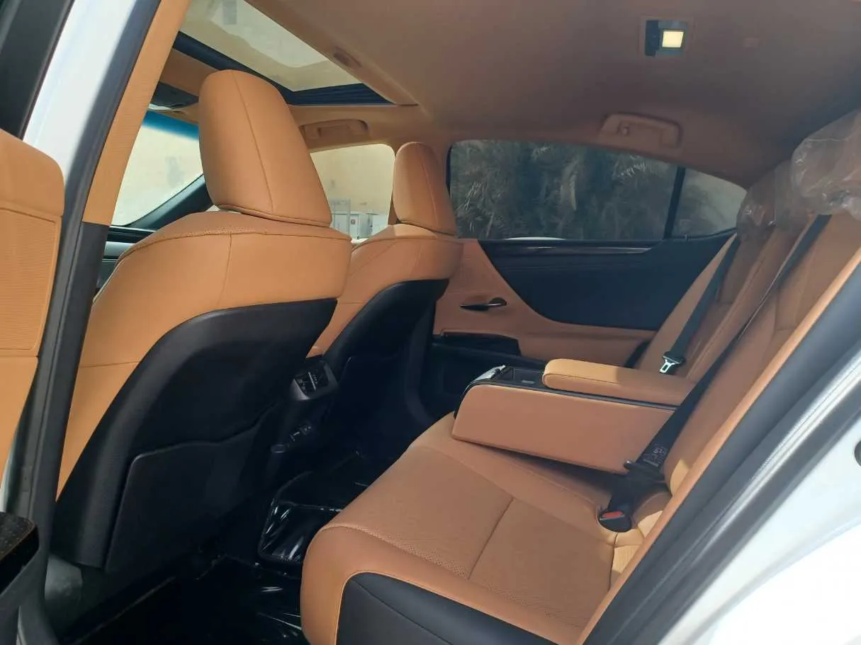 Car image 15
