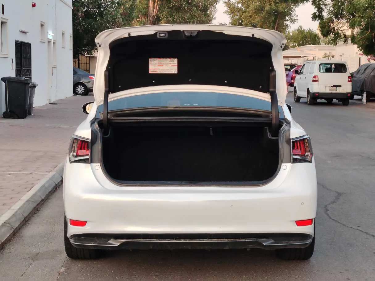 Car image 26