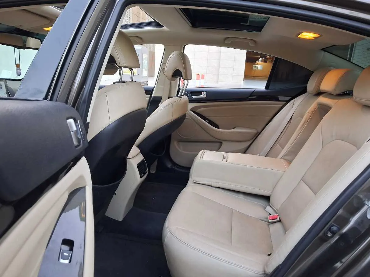 Car image 13