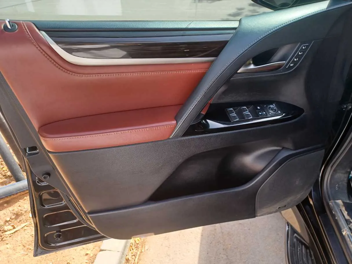 Car image 10
