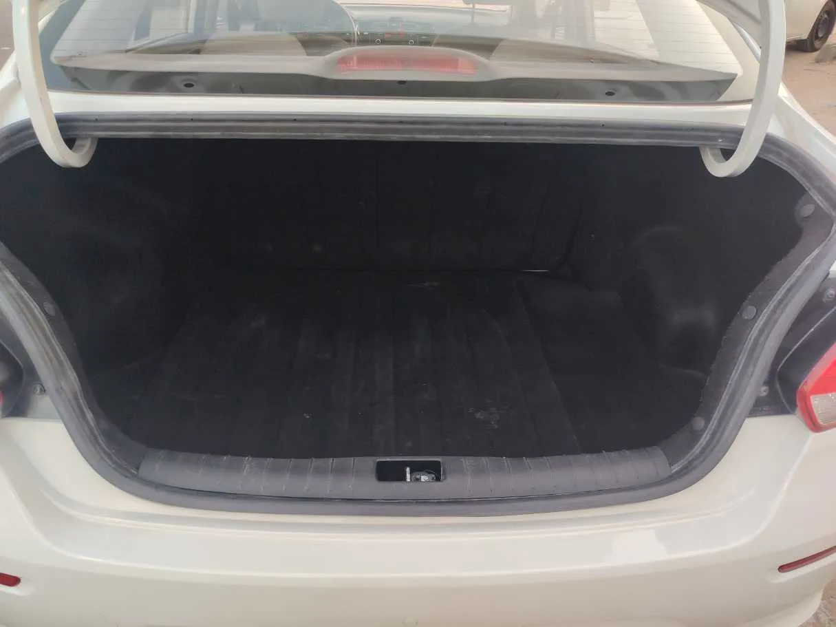 Car image 27