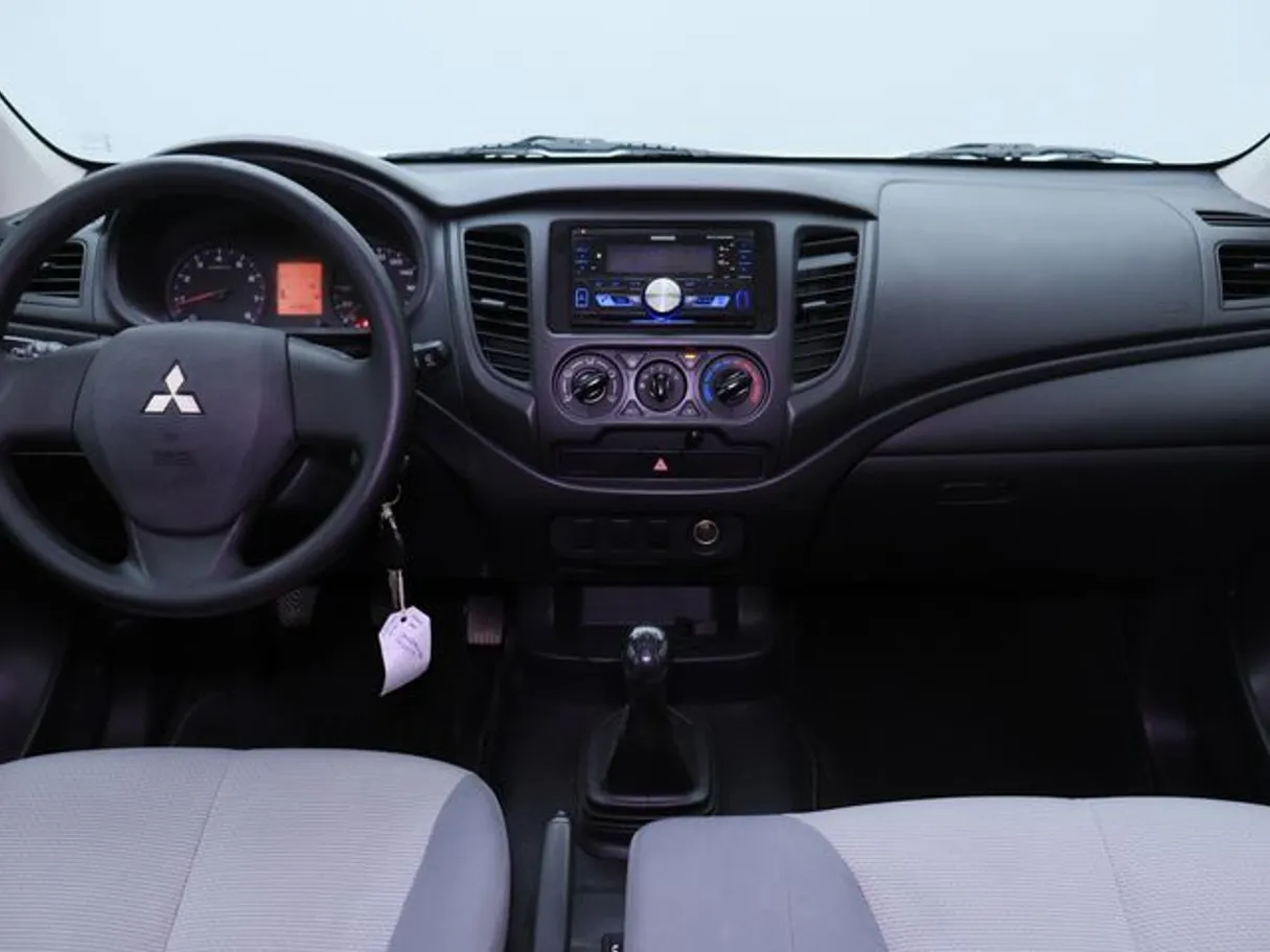 Car image 14