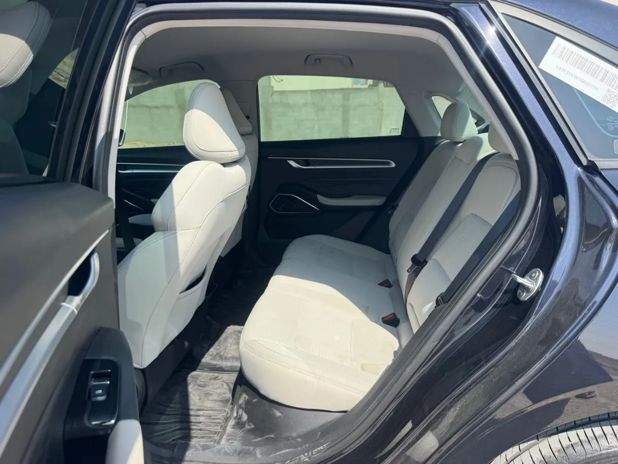 Car image 13