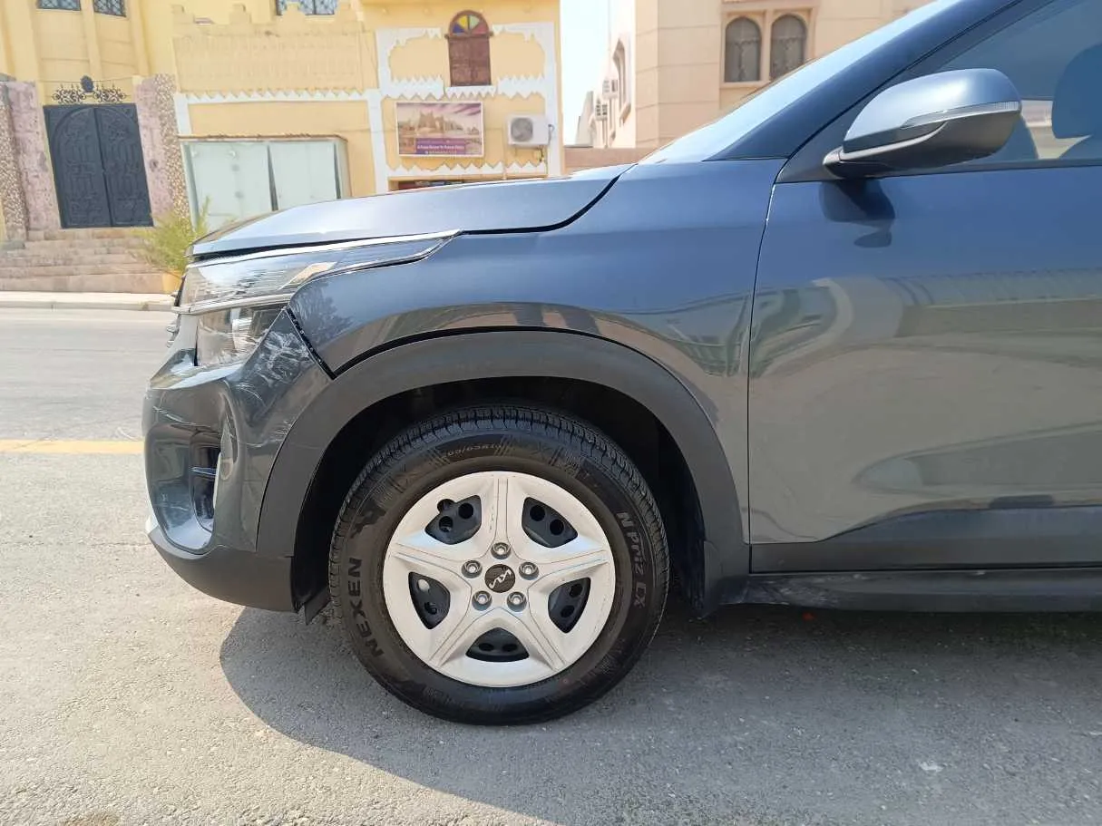 Car image 10