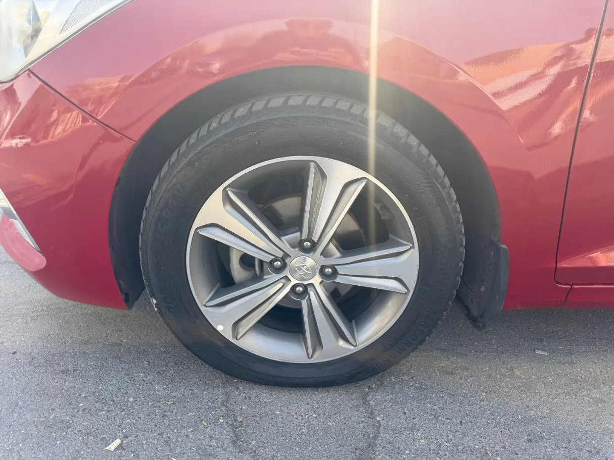 Car image 9