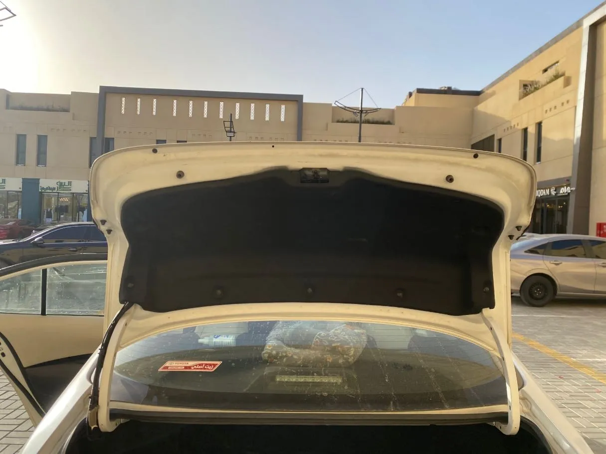 Car image 19