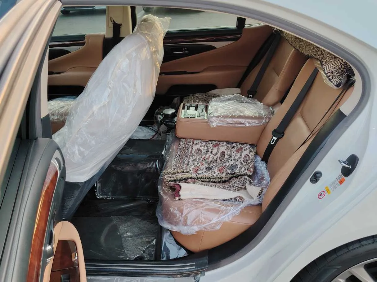 Car image 14