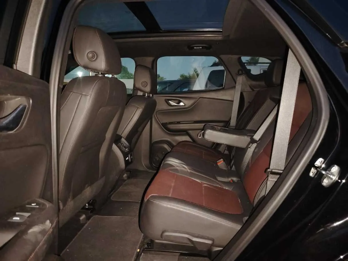 Car image 18