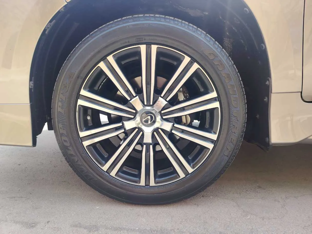 Car image 10