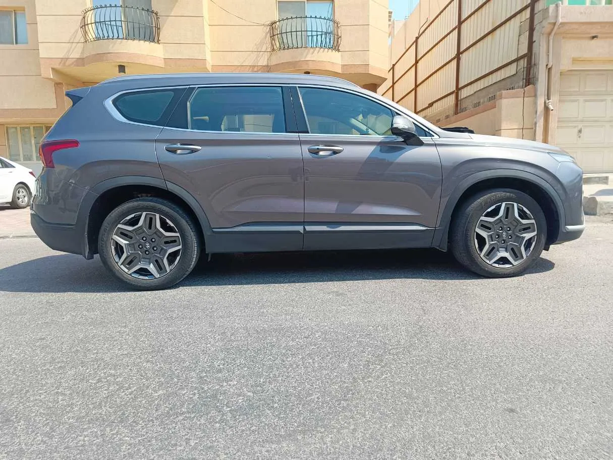 Car image 4